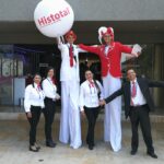 evento empresarial euroetik grupo con dos zanqueros